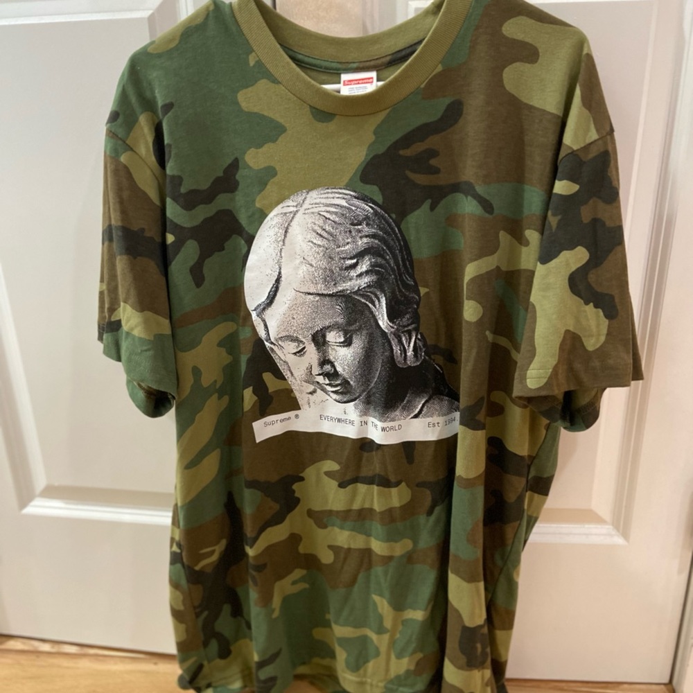 Supreme Tee NWOT!! 🔥🔥